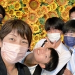 今年６月の修学旅行で教え子と笑みを浮かべる渋谷優美さん（左から２人目）＝徳島県内（本人提供）