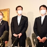 神戸空港の国際化の合意を受け、取材に応じる（右から）斎藤元彦兵庫県知事、久元喜造神戸市長、家次恒神戸商議所会頭＝１８日午後、大阪市北区中之島６（撮影・中西幸大）