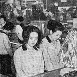 国葬当日、神戸の百貨店で黙とうする店員（１９６７年１１月１日の神戸新聞朝刊より）