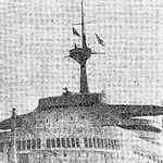 半旗を掲げて神戸港に入港した英国船（１９６７年１０月３１日の神戸新聞夕刊より）