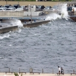 台風１４号接近で荒れる海＝１９日午後１時、神戸市中央区（撮影・吉田敦史）