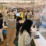 ３０日に閉店する「ＫＯＮＡＮ食彩館」。夕刻には地元の買い物客でにぎわう＝神戸市東灘区甲南町３