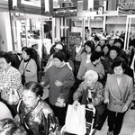 阪神・淡路大震災で全壊した「新甲南市場」。２年１０カ月ぶりに「ＫＯＮＡＮ食彩館」として再開し、多くの得意客が駆けつけた＝１９９７年１１月２０日、神戸市東灘区甲南町３