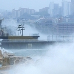 台風１４号の強風にあおられて激しく波が打ちつける海岸＝１９日午後３時２分、明石市大蔵海岸通２、大蔵海岸公園（撮影・鈴木雅之）