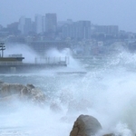 台風１４号の強風にあおられて激しく波が打ちつける海岸＝１９日午後３時２分、明石市大蔵海岸通２、大蔵海岸公園（撮影・鈴木雅之）