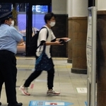 最終電車が発車する間際に改札へ駆け込む利用客と、誘導する駅員＝１９日午後５時３０分、ＪＲ神戸駅