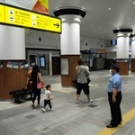 最終電車の出発直前、改札付近にいる人たちに声をかける駅員＝１９日午後５時半、ＪＲ神戸駅