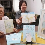 太田貞夫さんが生前手がけた絵本が完成し、本を手にする妻の聖子さん（右）と母の明さん＝神戸市東灘区（撮影・長嶺麻子）