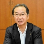 会見で意気込みを語る遠藤邦彦所長＝神戸地裁