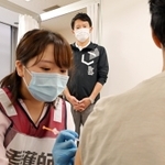 兵庫県で始まった新型コロナウイルスのオミクロン株に対応した新ワクチン接種。斎藤元彦知事も視察に訪れた＝２３日午後、宝塚市旭町２、県宝塚総合庁舎（撮影・秋山亮太）