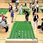 兵庫県内外の２８チーム８２人が競い合った囲碁ボール兵庫県大会＝柏原住民センター