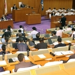 議論が交わされる兵庫県議会の議場。原吉三県議の座席（後列中央）はこの１年、無人が続く＝２０２１年９月、神戸市中央区下山手通５