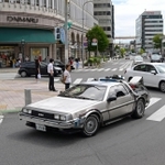 神戸の街中を駆ける映画「バック・トゥ・ザ・フューチャー」のタイムマシーン「デロリアン」＝神戸市中央区（撮影・秋山亮太）