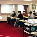 ５月の講習会では日本スポーツ協会公認の資格取得を目指す参加者らが競技のジャンルを問わずに必要な知識を学んだ＝神戸市中央区下山手通４、兵庫県民会館
