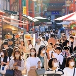 ３連休最終日に神戸・南京町で散策や食べ歩きを楽しむ人たち＝２５日午後、神戸市中央区（撮影・吉田敦史）