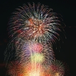 大阪・夢洲エリアの夜空に打ち上がった色とりどりの花火＝２５日夜、神戸市中央区東川崎町１から（写真５枚を比較明合成、超望遠レンズで撮影）