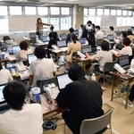 オンラインでの登録申請を受け、内容を確認する「陽性者登録支援センター」の担当者ら＝２６日午前、神戸市中央区東川崎町１（撮影・三津山朋彦）