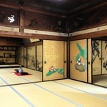 「孔雀の間」（右）から「芭蕉の間」（中央）、「山水の間」（左奥）へと連なる＝兵庫県香美町香住区森、大乗寺（撮影・岡本好太郎）