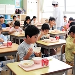 学校給食を楽しむ児童。食品値上げに対応しつつ、鶏肉を使った兵庫県北部の郷土料理「じゃぶ」を提供するなど食育にも力を入れる＝姫路市御国野町御着