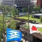 安倍晋三氏の国葬に合わせて兵庫県庁や県警で掲げられた半旗＝２７日午前、神戸市中央区下山手通４（撮影・吉田敦史）