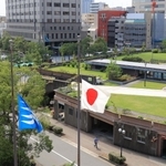 安倍晋三氏の国葬に合わせて兵庫県庁や県警で掲げられた半旗＝２７日午前、神戸市中央区下山手通４（撮影・吉田敦史）