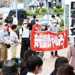 安倍晋三元首相の国葬に合わせ、街頭で繰り広げられた抗議集会＝２７日午後、神戸市中央区三宮町１（撮影・吉田敦史）