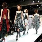 西脇市がふるさと納税返礼品に加えたファッションショーのイメージ（同市提供）