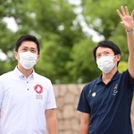 連携会議を前に、人と防災未来センターを視察する吉村洋文大阪府知事（左）と斎藤元彦兵庫県知事＝神戸市中央区脇浜海岸通１（撮影・中西幸大）