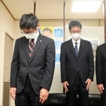 安倍晋三元首相のポスターが掲げられた一室で国葬のテレビ中継を流し、黙とうをささげる自民党兵庫県支部連合会の職員ら＝２７日午後、神戸市中央区中山手通５