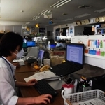 昼休みに部屋を消灯している兵庫県庁。電気料金の値上がりが負担となってのしかかる＝２８日午後、神戸市中央区下山手通５