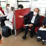 ＪＲ谷川駅に停車した列車内で意見を交わす参加者＝28日午前、丹波市山南町