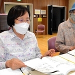 「コスモスの会」の日本語教室で学ぶ中国残留孤児の松倉秀子さん（左）＝尼崎市東難波町２