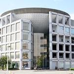 ユニークな外観が目を引く姫路市立図書館広畑分館＝姫路市広畑区正門通３（撮影・坂井萌香）