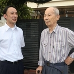 神戸の華僑の支援を続ける石嘉成さん（右）、鋒さん親子＝神戸市長田区