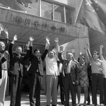 日中国交正常化を祝う神戸華僑連誼会のメンバー＝１９７２年９月２９日、神戸市内