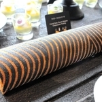 黒と黄色で虎の皮をイメージしたロールケーキ「タイガー・キャロットケーキ」（コンラッド大阪）