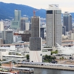 改修工事中の神戸ポートタワー＝２９日午後、神戸市中央区東川崎町１から（撮影・吉田敦史）