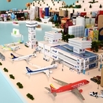 神戸の街並みを表現した大型ジオラマ。地元企業から提供された空き箱や紙袋などを使った＝３０日午後、神戸市中央区、神戸空港（撮影・坂井萌香）