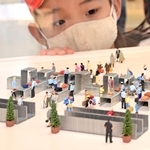 ホッチキスの芯を用いて空港の保安検査場などを表現した作品「検査態勢マックス」＝神戸空港（撮影・坂井萌香）