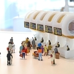 テープカッターで空港の中の風景を表現した作品「ステイセーフ、ステイテープ」＝神戸空港（撮影・坂井萌香）