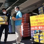 値上げを前に、酒販店には駆け込みでビールを買い込む人が次々と訪れた＝３０日午後、神戸市灘区弓木町３、セラーハウス六甲道店（撮影・鈴木雅之）