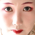 先端が細い「笹眉」を塗るなど伝統の化粧を自ら行うさくらさん。優美な表情から心根の強さも伝わってくる＝神戸市北区有馬町