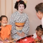 有馬検番が運営する芸妓カフェ・バー「一糸（いと）」で笑顔を見せる。お客さんと接するひとときが好きだという＝神戸市北区有馬町