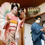 有馬検番の代表、一七四さん（右）はこの道約半世紀のベテラン。踊りの確認を受ける時、稽古場に緊張感がみなぎる＝神戸市北区有馬町