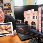 神戸三宮阪急ビルの前身の「阪急会館」のＣＧ映像（右）などを紹介する竹田眞さん＝神戸市中央区