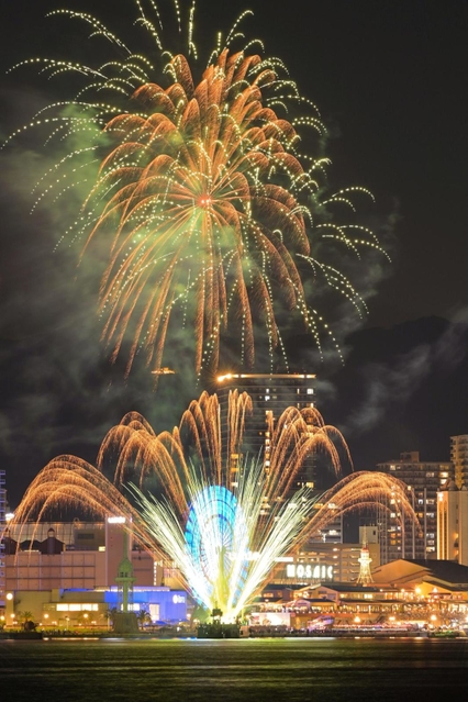 神戸ハーバーランド街開き３０周年を祝って打ち上げられたシークレット花火＝１日夜、神戸市中央区港島１、ポーアイしおさい公園から（撮影・秋山亮太）