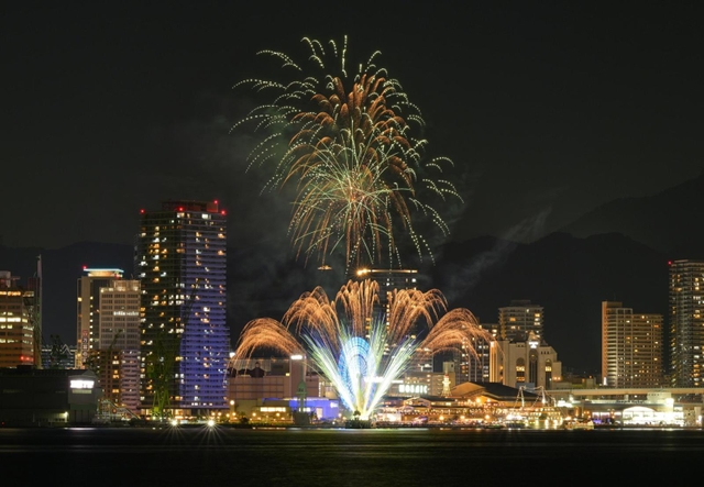 神戸ハーバーランド街開き３０周年を祝って打ち上げられたシークレット花火＝１日夜、神戸市中央区港島１、ポーアイしおさい公園から（撮影・秋山亮太）
