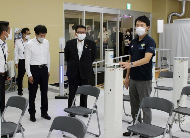 接種会場を視察する斎藤元彦知事（右）＝１日午後、姫路市日出町３