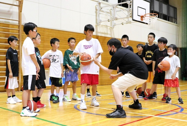 三田市立富士小学校を拠点にする「スポーツクラブ21富士」。バスケットボールが競技の一つ＝三田市富士が丘１