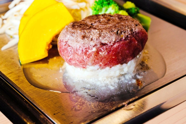 鉄板で焼き上げるハンバーグ。肉のうまみが味わえてジューシー（提供写真）